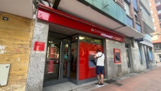 Oficina del Banco Santander que ha cerrado sus puertas en la calle Ancha de Ponferrada| 
