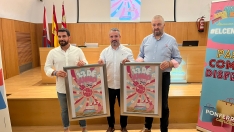 El concejal de Comercio, David Pacios, y dos de los representantes del Centro Mola, Iván Rodríguez y Jorge Pérez, han presentado este martes la fiesta de bienvenida del verano: La Flower Power.