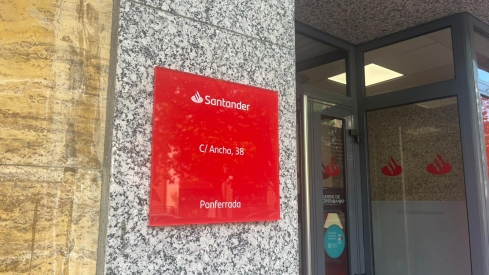 Sucursal del Banco Santader en la calle Ancha de Ponferrada que cerrará próximamente