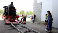 La histórica locomotora Wagner 9 deja las instalaciones de la Térmica Cultural y ya pone 'sobre railes' al Ponfeblino