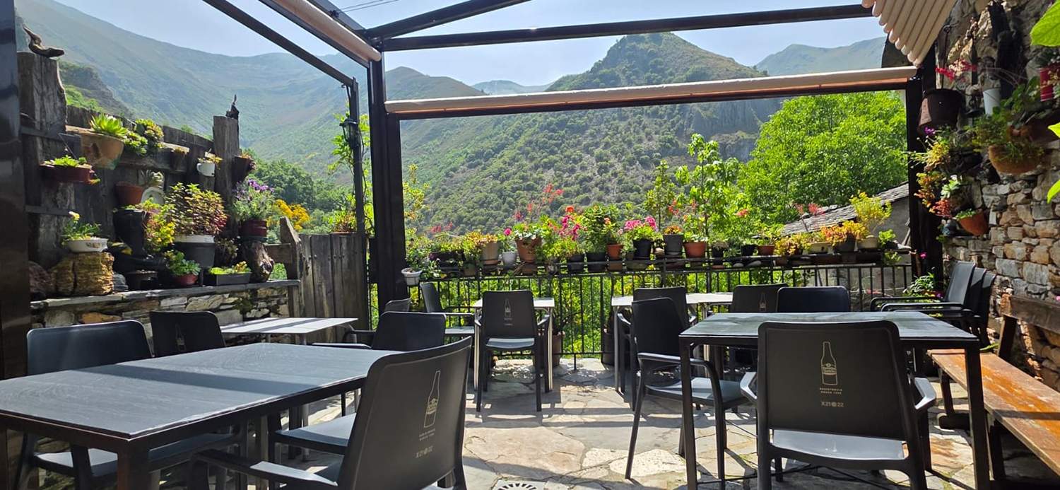 Terraza de la Cantina de Peñalba