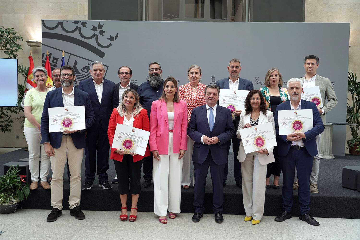 Rubén Cacho ICAL . El consejero de la Presidencia, Luis Miguel González Gago, presenta y entrega el nuevo sello 'Castilla y León Solidaria' Rubén Cacho ICAL . El consejero de la Presidencia, Luis Miguel González Gago, presenta y entrega el nuevo sello 'Castilla y León Solidaria'