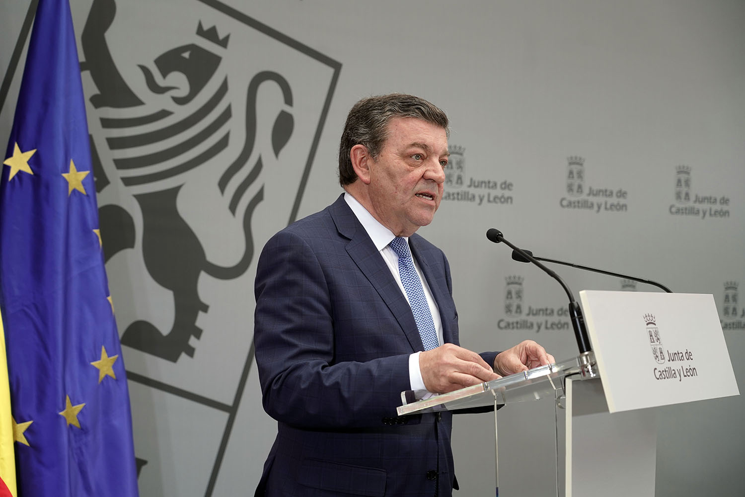 Rubén Cacho ICAL . El consejero de la Presidencia, Luis Miguel González Gago, presenta y entrega el nuevo sello 'Castilla y León Solidaria'.