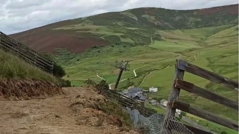 Leitariegos acelera su modernización con la instalación del nuevo telesilla y mejoras en las pistas