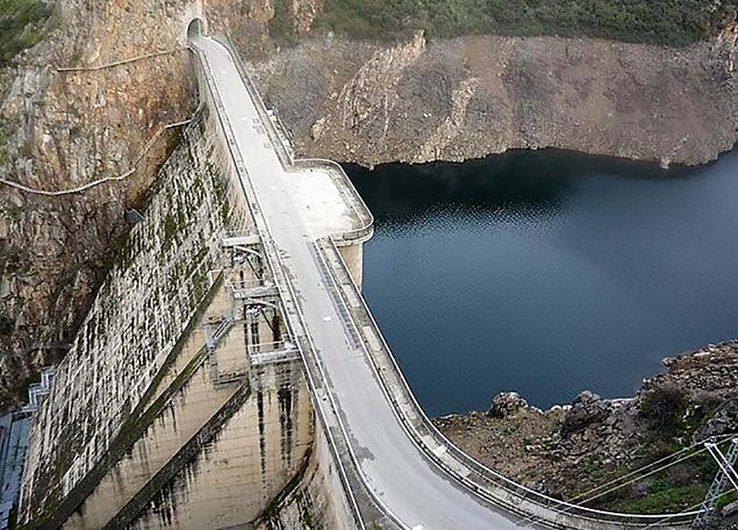 Presa del pantano de Bárcena