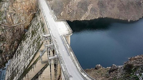 Presa del pantano de Bárcena