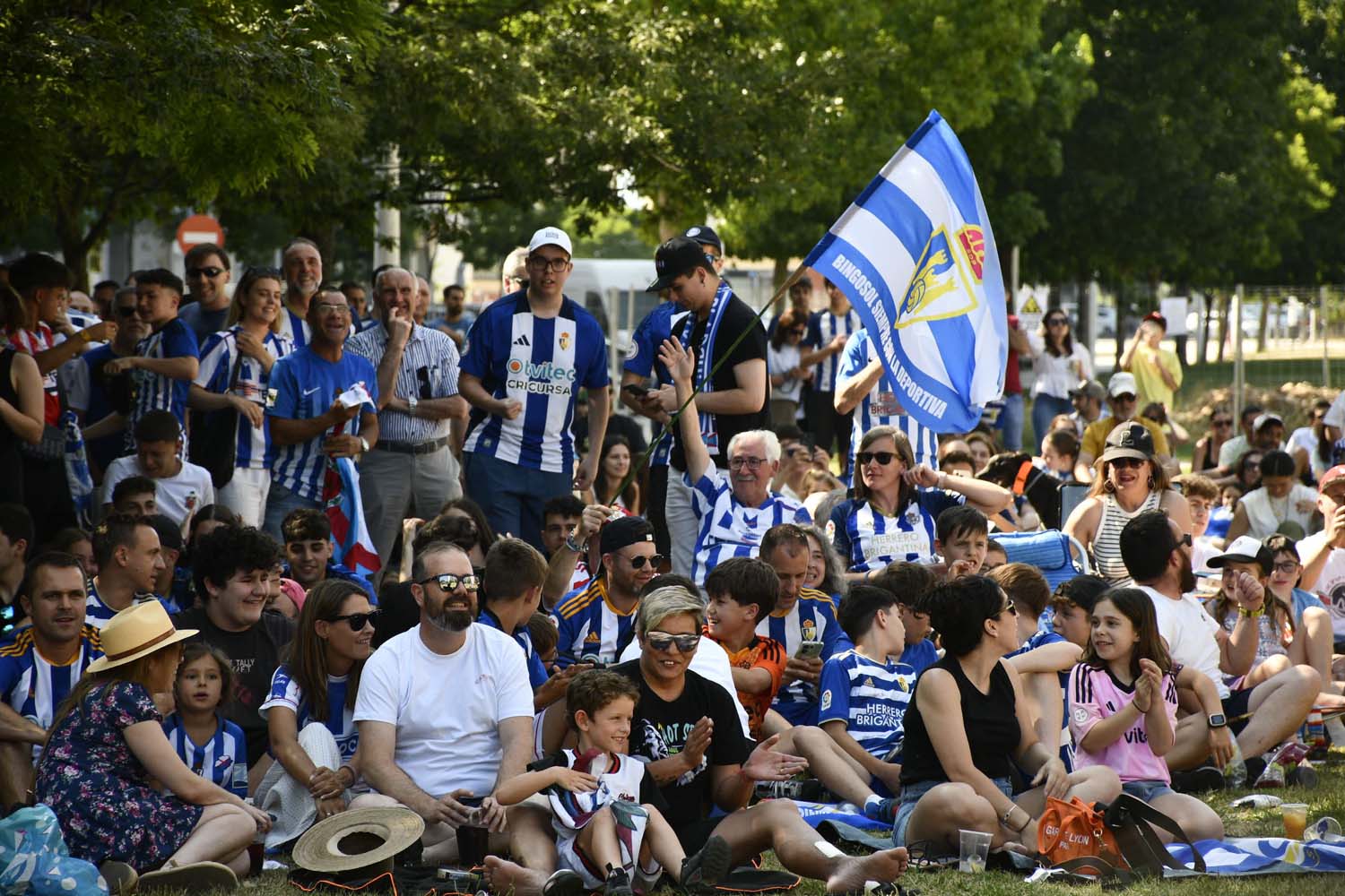 La Rosaleda fue una marea blanquiazul (14)
