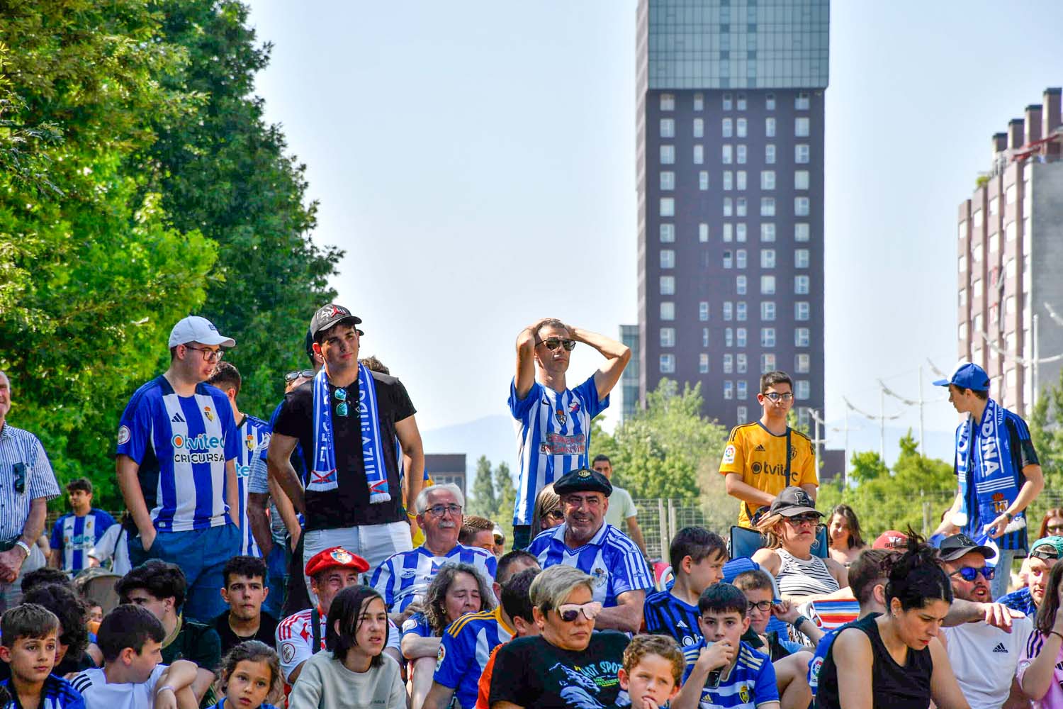 La Rosaleda fue una marea blanquiazul  (24)