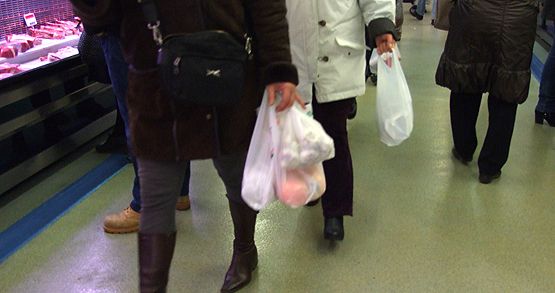 Los ponferradinos aprovechan para comprar los productos para la cena de Fin de Año