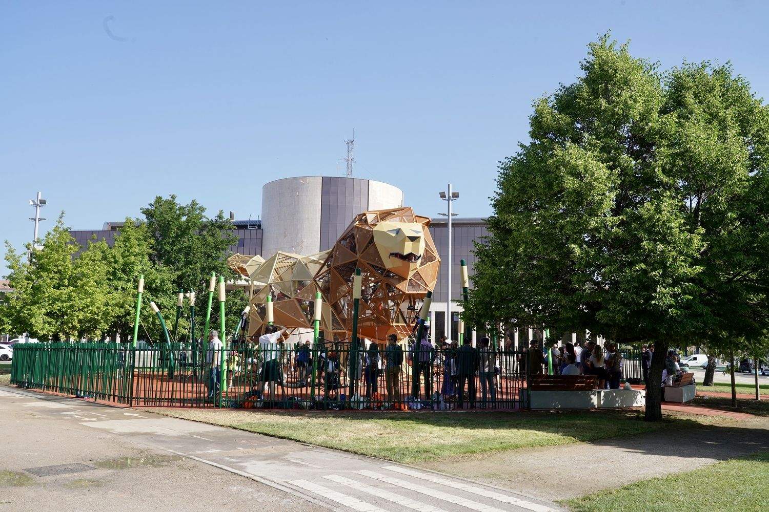 El alcalde de León, José Antonio Diez, visita el parque infantil del león gigante de la explanada Pendones Leoneses | Campillo / ICAL El alcalde de León, José Antonio Diez, visita el parque infantil del león gigante de la explanada Pendones Leoneses | Campillo / ICAL