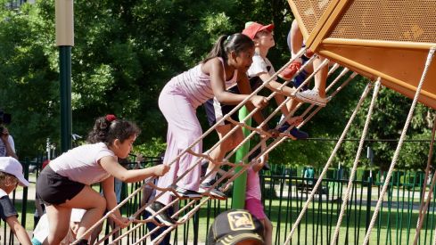 El alcalde de León, José Antonio Diez, visita el parque infantil del león gigante de la explanada Pendones Leoneses | Campillo / ICAL