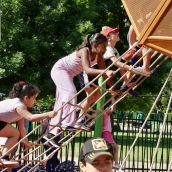 El alcalde de León, José Antonio Diez, visita el parque infantil del león gigante de la explanada Pendones Leoneses | Campillo / ICAL