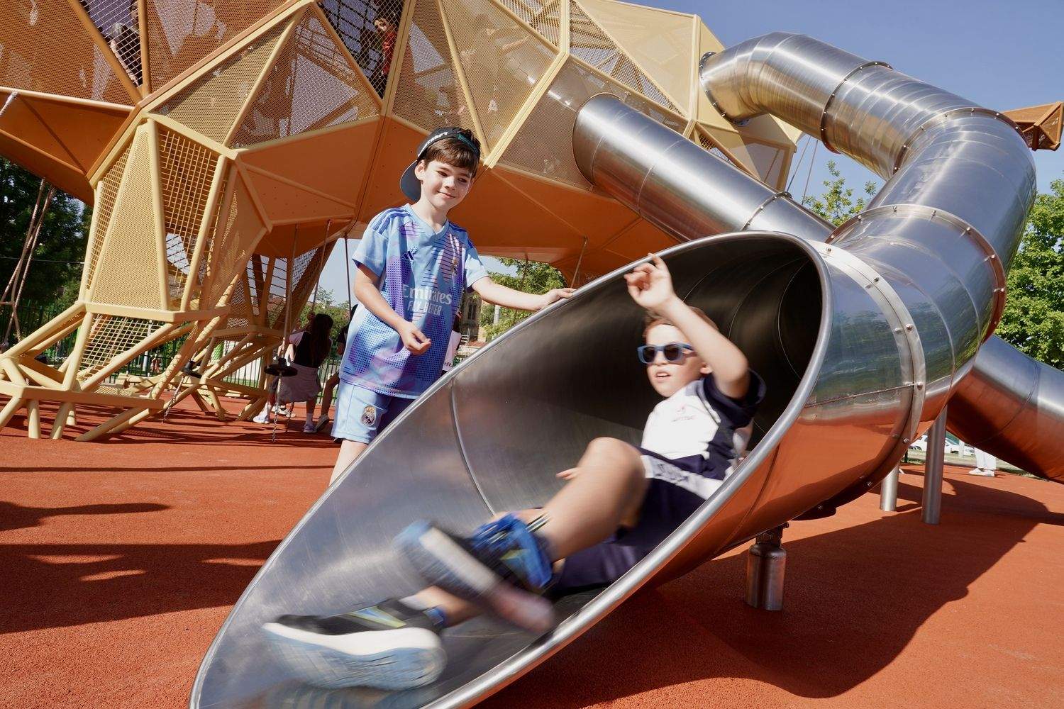 El alcalde de León, José Antonio Diez, visita el parque infantil del león gigante de la explanada Pendones Leoneses | Campillo / ICAL El alcalde de León, José Antonio Diez, visita el parque infantil del león gigante de la explanada Pendones Leoneses | Campillo / ICAL