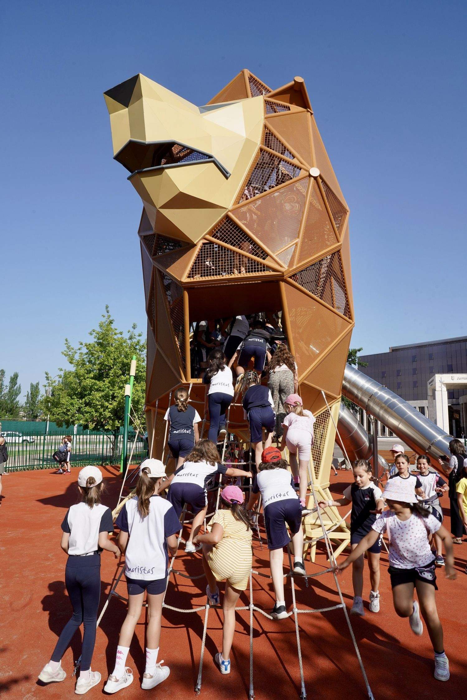Parque infantil del león gigante de la explanada Pendones Leoneses | Foto: Campillo / ICAL