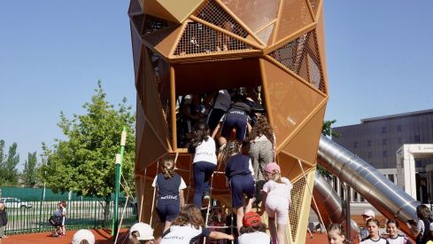 Parque infantil del león gigante de la explanada Pendones Leoneses | Foto: Campillo / ICAL