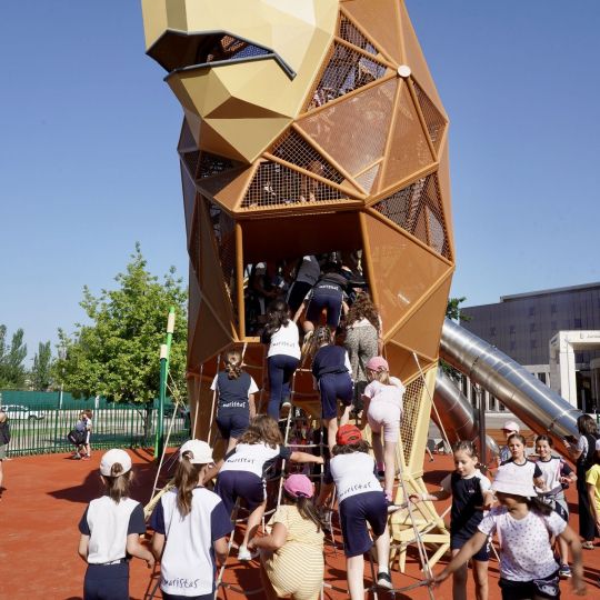 Parque infantil del león gigante de la explanada Pendones Leoneses | Foto: Campillo / ICAL