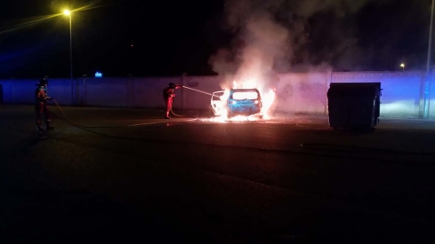 Coche calcinado en Fuentesnuevas