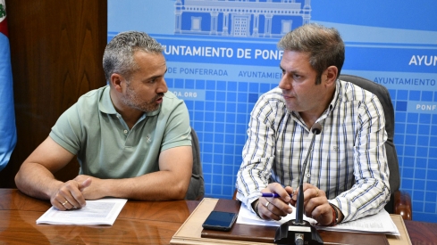 Coalición por El Bierzo. El concejal de Comercio, David Pacios, (I) y el concejal de Turismo, Iván Alonso (D)