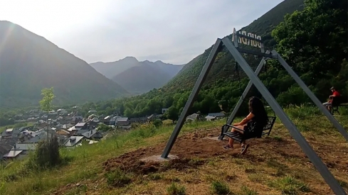 Burbia presume de columpio: "Es el reflejo del amor por nuestro pueblo"