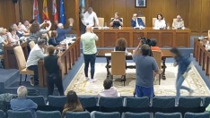 Pacios leía la carta de dimisión del portavoz socialista, se levantaba para entregársela, y este la arrugaba en una bola y se la tiraba al edil de Coalición por El Bierzo Pacios leía la carta de dimisión del portavoz socialista, se levantaba para entregársela, y este la arrugaba en una bola y se la tiraba al edil de Coalición por El Bierzo