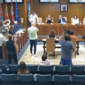 Pacios leía la carta de dimisión del portavoz socialista, se levantaba para entregársela, y este la arrugaba en una bola y se la tiraba al edil de Coalición por El Bierzo Pacios leía la carta de dimisión del portavoz socialista, se levantaba para entregársela, y este la arrugaba en una bola y se la tiraba al edil de Coalición por El Bierzo