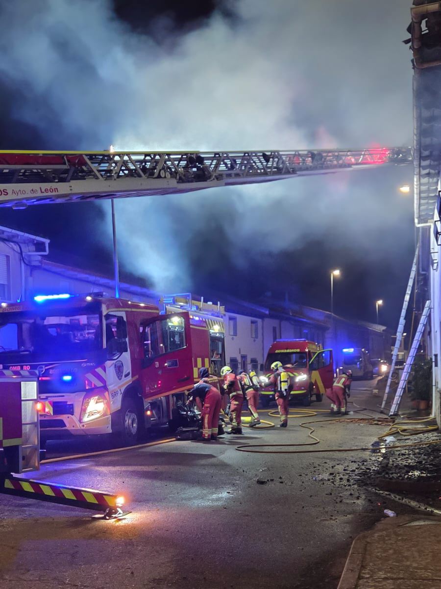 Intervención de los Bomberos de León en el incendio en Chozas de Abajo | Bomberos de León