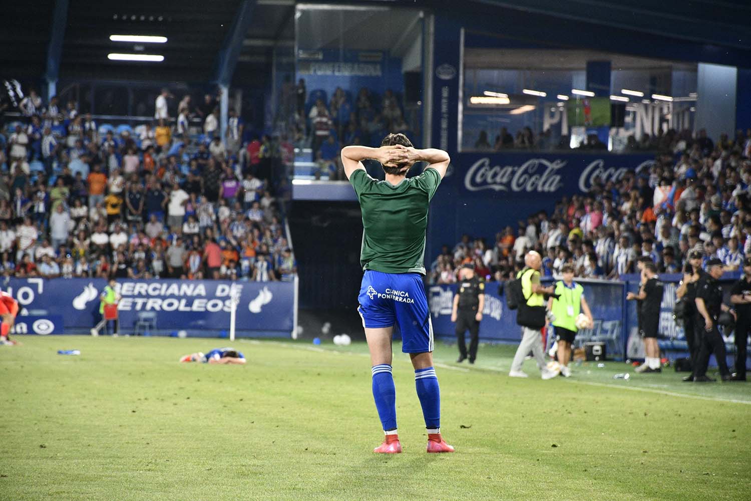 Los jugadores de la Ponferradina se lamentan tras la victoria del Andorra (