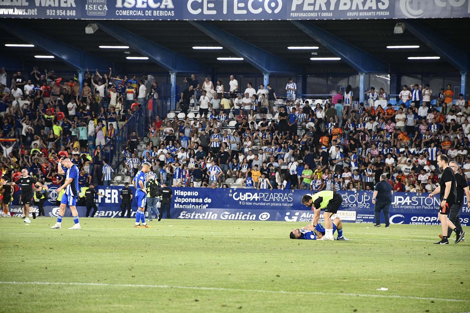 Los jugadores de la Ponferradina se lamentan tras la victoria del Andorra .