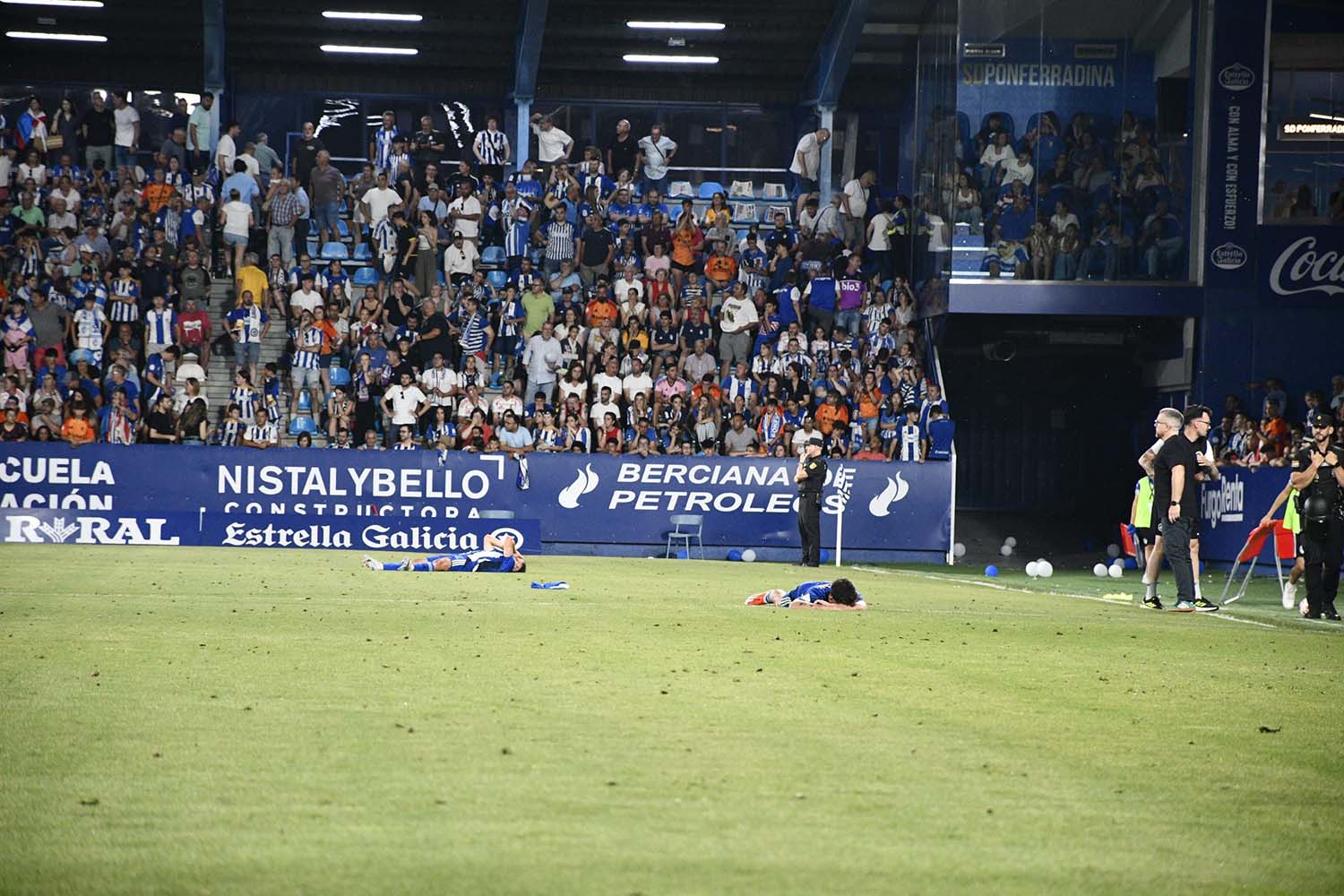 Los jugadores de la Ponferradina se lamentan tras la victoria del Andorra.