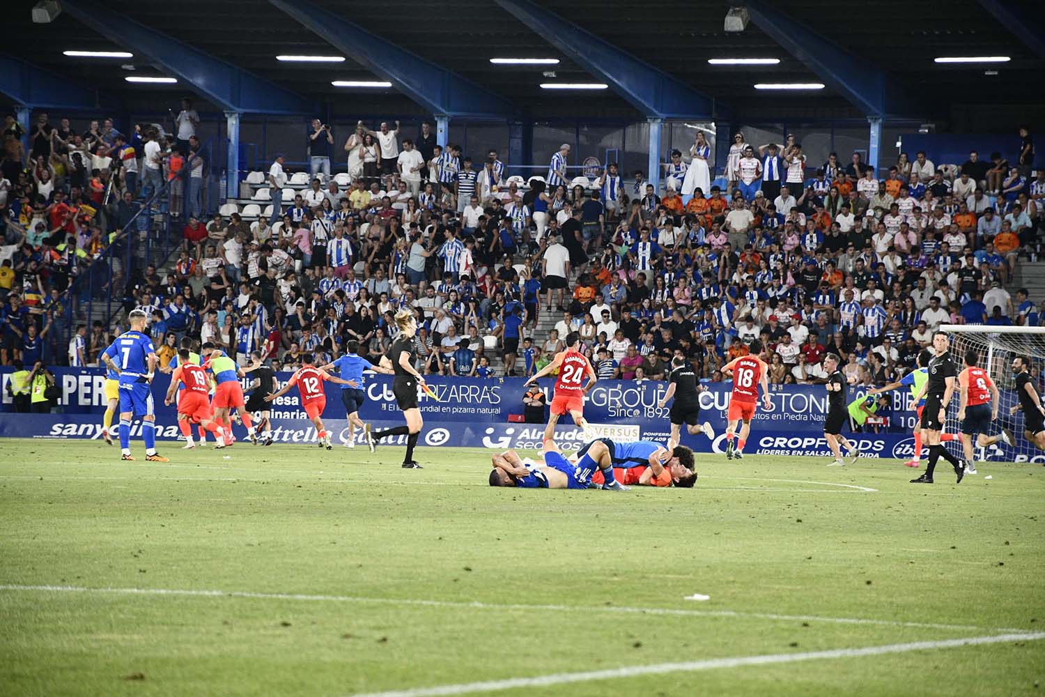 Los jugadores de la Ponferradina se lamentan tras la victoria del Andorra