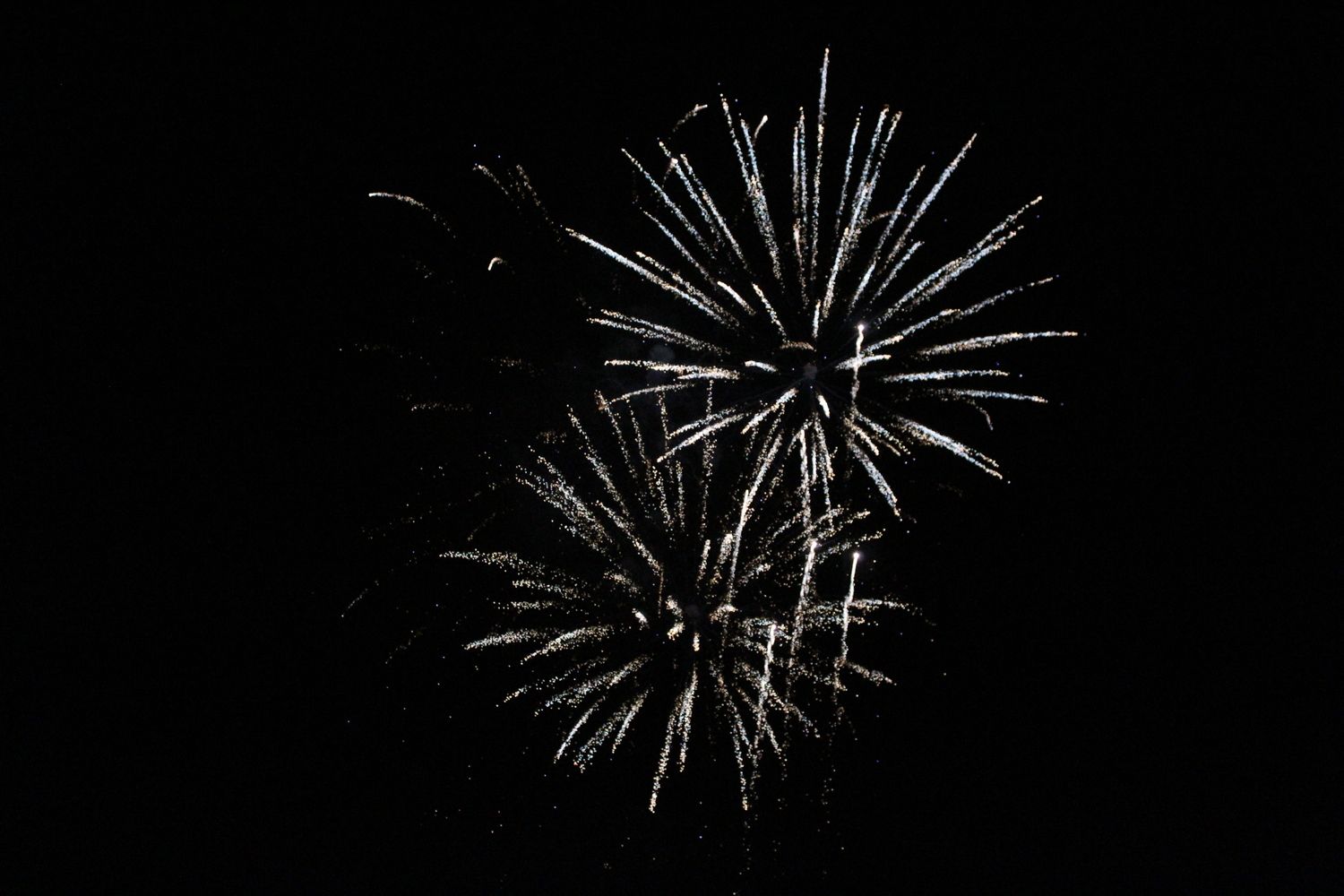 Fuegos artificiales y la hoguera le ponen luz a la noche de San Juan en León | José Martín