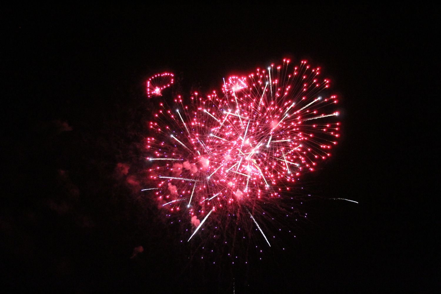 Fuegos artificiales y la hoguera le ponen luz a la noche de San Juan en León | José Martín