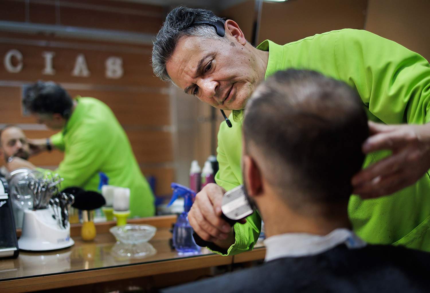 Vicente / ICAL. Félix Muñoz, peluquero de Ciudad Rodrigo (Salamanca) que busca relevo generacional para su negocio