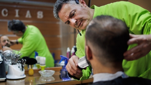 Vicente / ICAL. Félix Muñoz, peluquero de Ciudad Rodrigo (Salamanca) que busca relevo generacional para su negocio