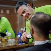 Vicente / ICAL. Félix Muñoz, peluquero de Ciudad Rodrigo (Salamanca) que busca relevo generacional para su negocio