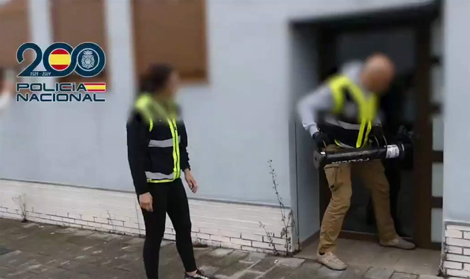 Imagen del momento de la detención de los acusados de explotación sexual