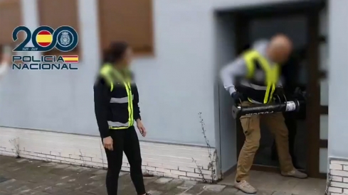 Imagen del momento de la detención de los acusados de explotación sexual