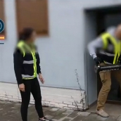 Imagen del momento de la detención de los acusados de explotación sexual