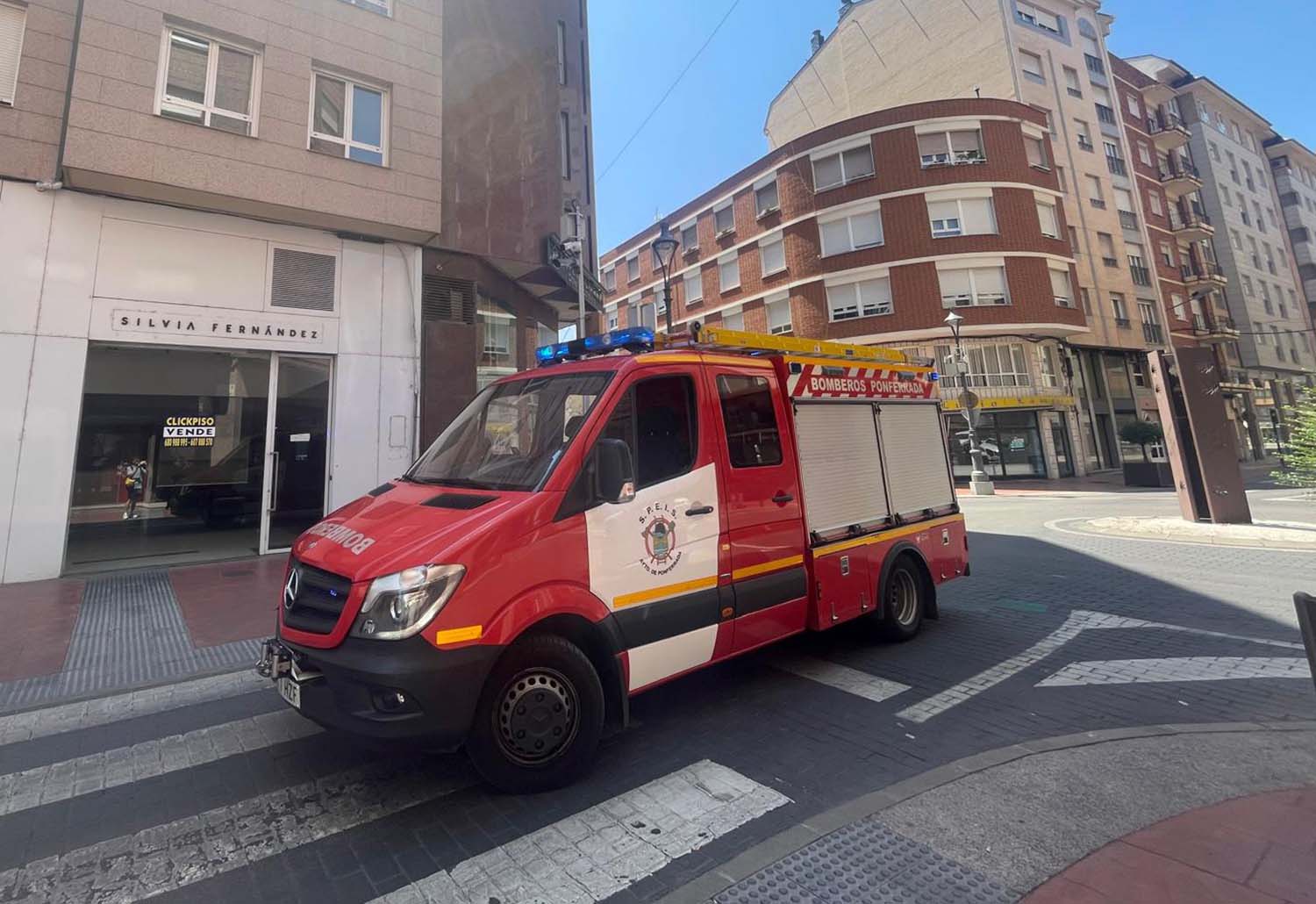 Bomberos de Ponferrada | Atrapadas tres personas en el interior de un turismo tras volcar y salirse de la vía en la A-6 a la altura de Torre del Bierzo