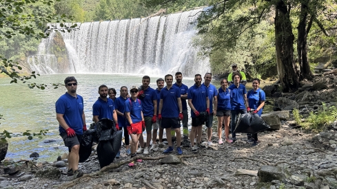 Voluntarios de Cementos Cosmos limpian el acceso al Salto del Pelgo