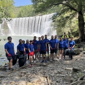 Voluntarios de Cementos Cosmos limpian el acceso al Salto del Pelgo