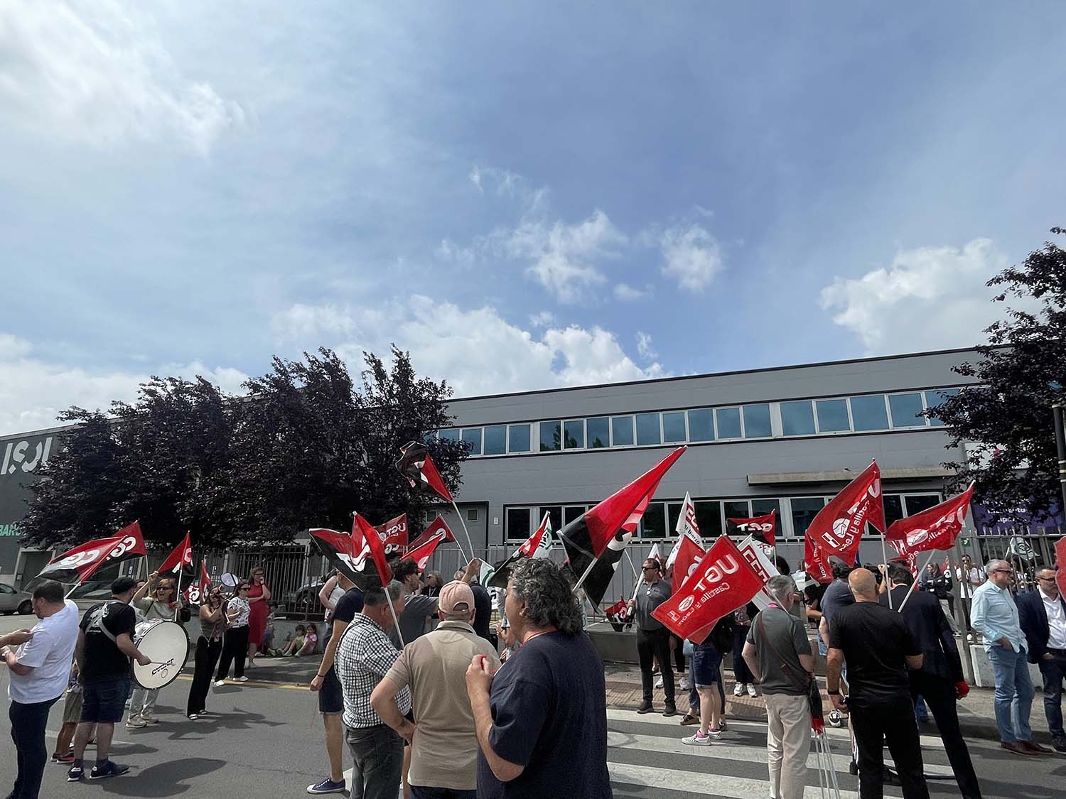 Manifestación a las puertas del trabajo de Teleperformance | CGT Ponferrada acusa a Teleperformance de "infundir miedo" tras 71 salidas voluntarias de trabajadores afectados por el ERE 