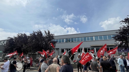 Manifestación a las puertas del trabajo de Teleperformance | CGT Ponferrada acusa a Teleperformance de "infundir miedo" tras 71 salidas voluntarias de trabajadores afectados por el ERE 
