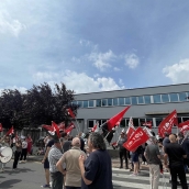 Manifestación a las puertas del trabajo de Teleperformance | CGT Ponferrada acusa a Teleperformance de "infundir miedo" tras 71 salidas voluntarias de trabajadores afectados por el ERE 