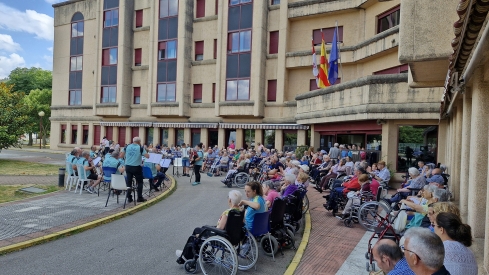 Residencia de Ponferrada en San Juan | La Residencia de Flores del Sil celebró San Juan con 'Pasapalabra', acordeones y juegos populares
