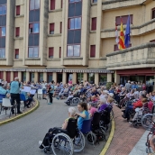 Residencia de Ponferrada en San Juan | La Residencia de Flores del Sil celebró San Juan con 'Pasapalabra', acordeones y juegos populares