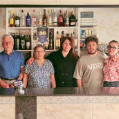 Las 3 generaciones unidas del Bar Tivolí | El Bar Tívoli de Magaz de Arriba celebra 50 años como ejemplo de resistencia rural, historia y legado familiar