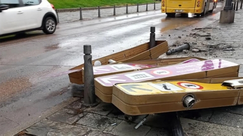 Una furgoneta revienta varios bolardos frente al Castillo de Ponferrada: El conductor abandonó el vehículo a escasos metros