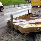 Una furgoneta revienta varios bolardos frente al Castillo de Ponferrada: El conductor abandonó el vehículo a escasos metros