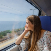 Imagen de una usuaria viajando en un tren playero 